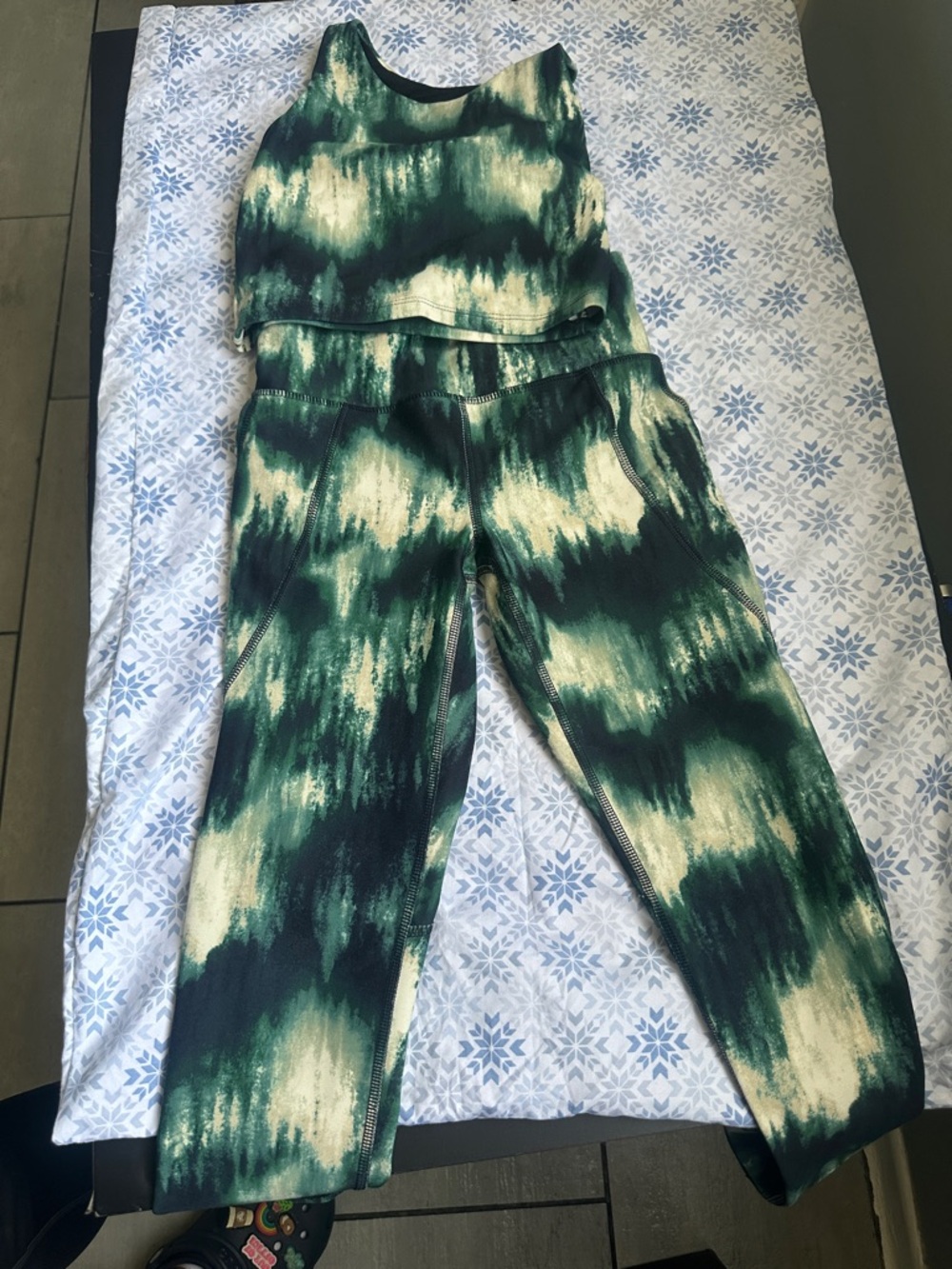 Old Navy Green and Cream Tie-Dye Leggings Set